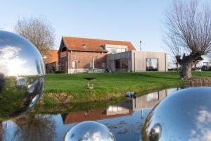 een reflectie van een huis in een glazen bol bij heyzerhof in Poperinge