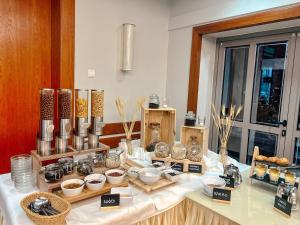 einen Tisch mit vielen verschiedenen Arten von Lebensmitteln in der Unterkunft Pomorze Health & Family Resort in Ustka