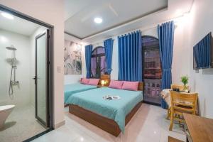 ダラットにあるTrường An Hotelのベッドルーム1室(ベッド1台、テーブル付)、バスルーム1室が備わります。
