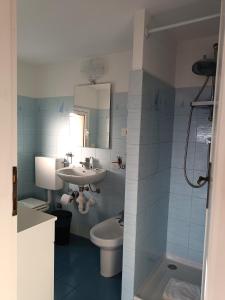La salle de bains est pourvue d'un lavabo et de toilettes. dans l'établissement Casetta Mami, à Camogli