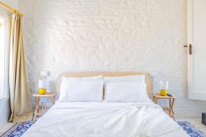 1 dormitorio con 1 cama blanca y 2 mesitas de noche en Casa Castelvecchio en Savignano sul Rubicone