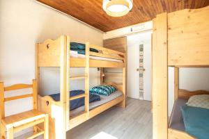 a bedroom with bunk beds in a cabin at Le Flocon - Chamrousse 1750 - Sur les pistes in Chamrousse