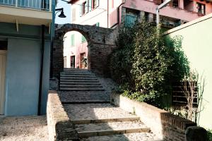 una escalera que conduce a un edificio en Casa Castelvecchio en Savignano sul Rubicone