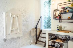Habitación con escalera y pared blanca en Casa Castelvecchio en Savignano sul Rubicone