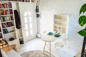 Habitación blanca con mesa, sillas y estanterías en Casa Castelvecchio en Savignano sul Rubicone