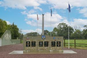 PicauvilleにあるAu 2 ailes - Charmante maison pour 7の三旗建て建物