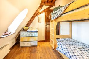 - une chambre avec des lits superposés dans une petite maison dans l'établissement Les Tourelles - Duplex au Château d'Uriage, à Saint-Martin-dʼUriage