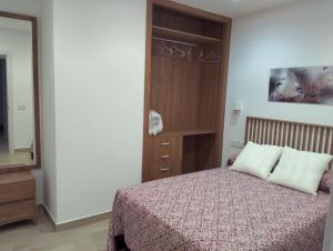 una camera da letto con un letto e una cassettiera di Casa Margarita ad Ardales Altre 26 foto