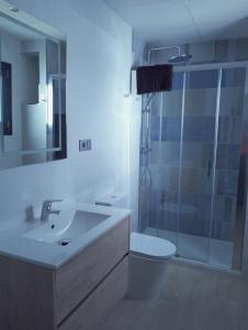 uma casa de banho com um chuveiro, um lavatório e um WC. em Casa Margarita Confort em Ardales