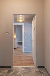 una stanza vuota con una porta aperta su un corridoio di Paola Maison NEW APARTMENT! a Pescara