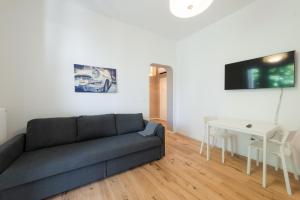 ein Wohnzimmer mit einem Sofa und einem Tisch in der Unterkunft Paola Maison NEW APARTMENT! in Pescara