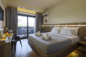 Postel nebo postele na pokoji v ubytování Hotel Yakinthos + 30 fotografií