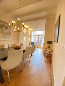 a dining room with a dining table and chairs at Parkzicht in Leeuwarden