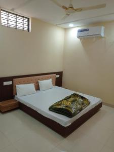 Ένα ή περισσότερα κρεβάτια σε δωμάτιο στο Hotel Shri Vallabh kripa