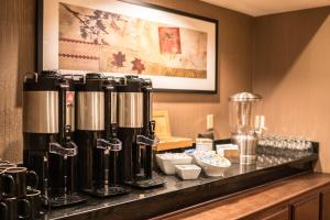 Příslušenství pro přípravu čaje a kávy v ubytování Courtyard by Marriott Seattle Bellevue/Downtown