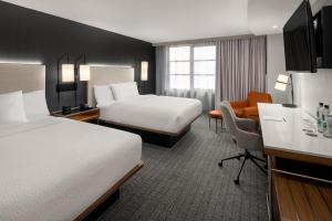 Postel nebo postele na pokoji v ubytování Courtyard by Marriott Seattle Bellevue/Downtown