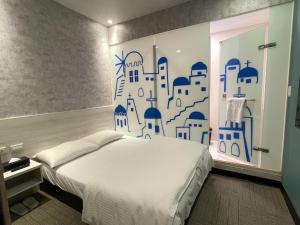 a bedroom with a white bed and a blue wall at 西門雲町旅店 Sky Gate Hotel in Taipei