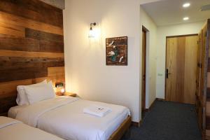 Postel nebo postele na pokoji v ubytování Ethno Sazano Hotel