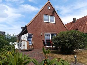 Casa de ladrillo con 2 sillas y porche en Ferienhaus in der Schleife 1, en Rendsburg