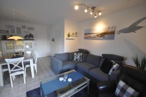 カロリーネンジールにあるNr 98 - Ferienhaus Fischerstraßeのソファとテーブルのあるリビングルーム
