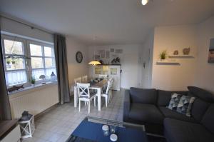 カロリーネンジールにあるNr 98 - Ferienhaus Fischerstraßeのソファとテーブルのあるリビングルーム +18枚の写真