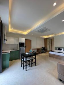 kuchnia i sypialnia z łóżkiem i stołem w obiekcie Western Suites HiTech City w mieście Hajdarabad