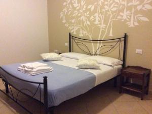 een slaapkamer met een bed met handdoeken erop bij Agriturismo Ca' Pisani in Porto Viro