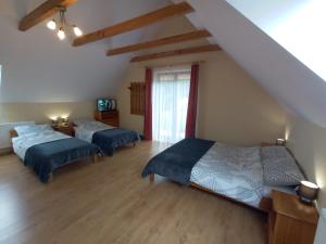 1 dormitorio con 2 camas y ventana en Hortensjowy Zakątek w Pieninach en Sromowce Wyżne