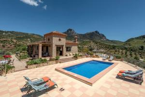 eine Villa mit Swimmingpool und ein Haus in der Unterkunft El Huertecillo by Vintage Travel in El Gastor