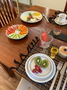 stół z talerzami owoców i warzyw w obiekcie Haus Seebach w mieście Mallnitz