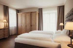 Łóżko lub łóżka w pokoju w obiekcie Kristallhotel Corona-Krone