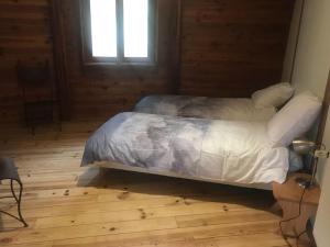 Postel nebo postele na pokoji v ubytování Maison ronde atypique en bois