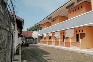 an empty street in front of a building at Pondok Damai Guest House Syariah Mitra RedDoorz in Cirebon