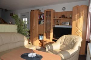 uma sala de estar com duas cadeiras e uma mesa em Ferienhaus Wagner em Sassnitz