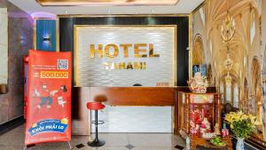 een hotelkamer met een bord voor een winkel bij Tahami Hotel Thu Duc in Ho Chi Minh-stad