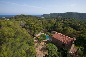 eine Luftaufnahme eines Resorts mit Pool und Bäumen in der Unterkunft Can Perals by Vintage Travel in Tamariu