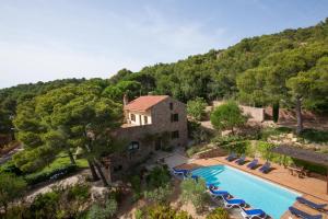 eine Luftaufnahme eines Hauses mit Swimmingpool in der Unterkunft Can Perals by Vintage Travel in Tamariu