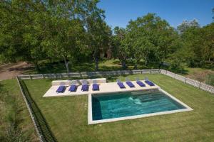 una piscina con tumbonas y una piscina en Mas Mascaró, en Millás