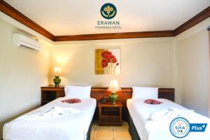 Postel nebo postele na pokoji v ubytování Erawan Hotel