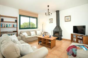 ein Wohnzimmer mit Couch und Kamin in der Unterkunft Casa Verity by Vintage Travel in Tamariu