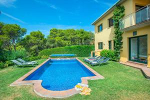 ein Swimmingpool im Hinterhof eines Hauses in der Unterkunft Casa Verity by Vintage Travel in Tamariu