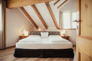Łóżko lub łóżka w pokoju w obiekcie Kristallhotel Corona-Krone