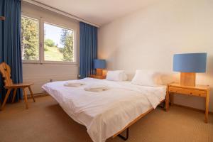 Postel nebo postele na pokoji v ubytování Rothornblick 52 by Arosa Vacations