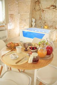 tavolo con ciotola di frutta e vasca di GB Grotta Bianca a Ostuni