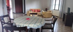 een kamer met een tafel en stoelen en een woonkamer bij Comfy 1bedroom in Ukunda
