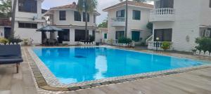een zwembad voor een huis bij Comfy 1bedroom in Ukunda