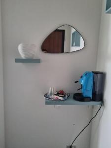 マッサ・ルブレンセにあるCasa Graceの部屋の棚の鏡