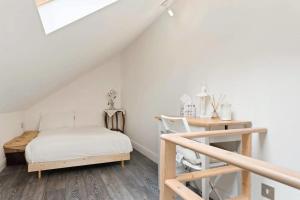 Habitación blanca con cama y escritorio en Snug & Cosy Home In Thamesmead Overlooking A Park en Thamesmead