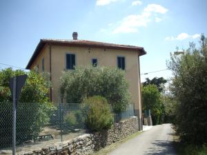 a house on the side of a road at Casa Girella in Terontola