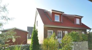 una casa de ladrillo con techo rojo en Nr 137 - Ferienhaus In't Seeburger Winkel, en Carolinensiel